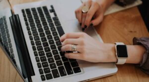 Arbeitsvertrag mit Familienangehörigen abschließen: Ehefrau anstellen auf Minjobbasis