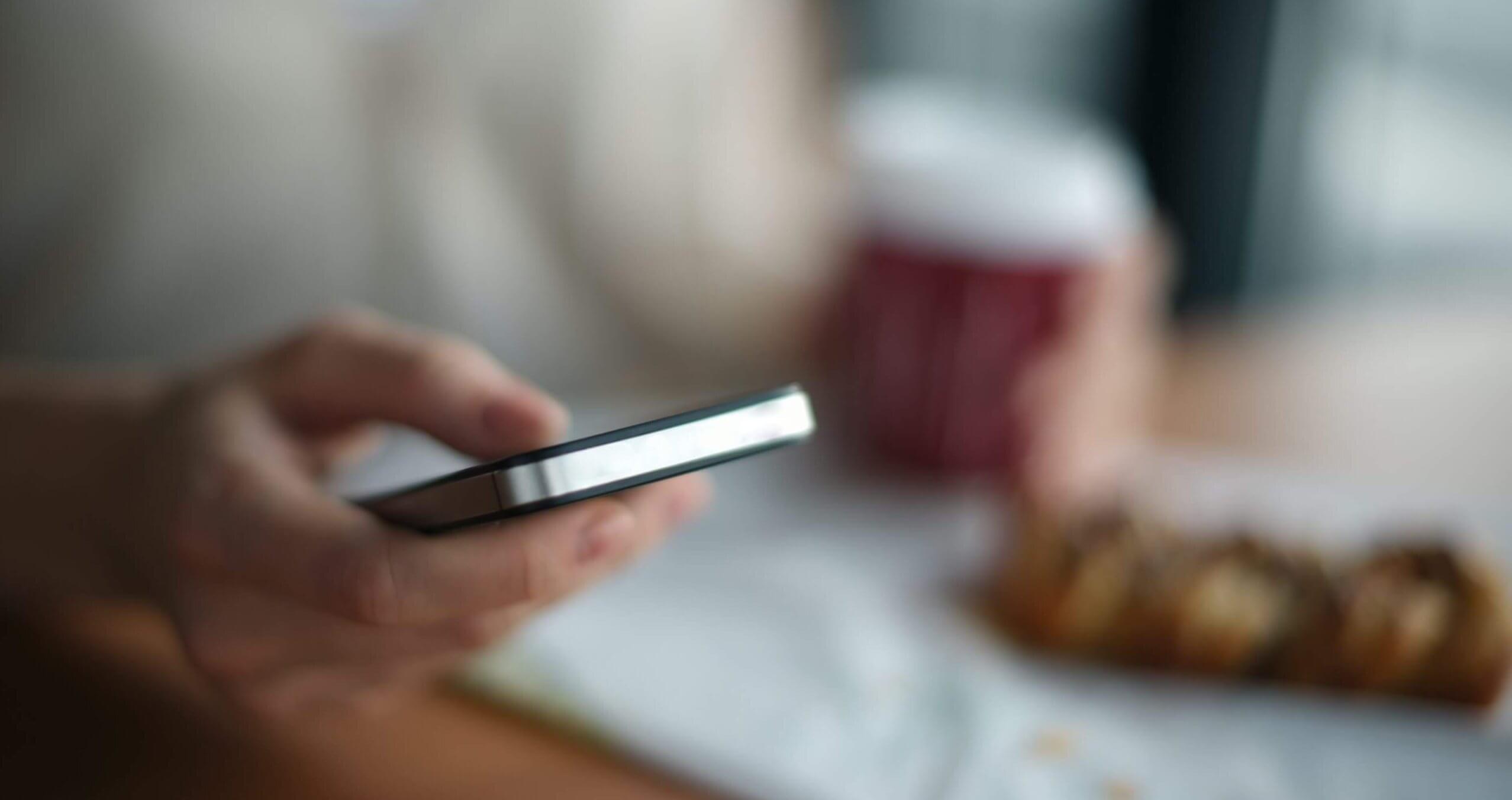 Hand, die ein Smartphone hält